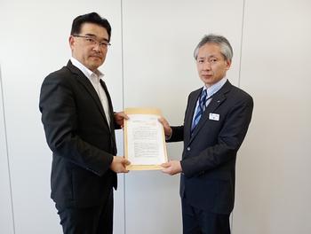 JR西日本京滋支社でJR上狛駅に関する要望書を提出している写真