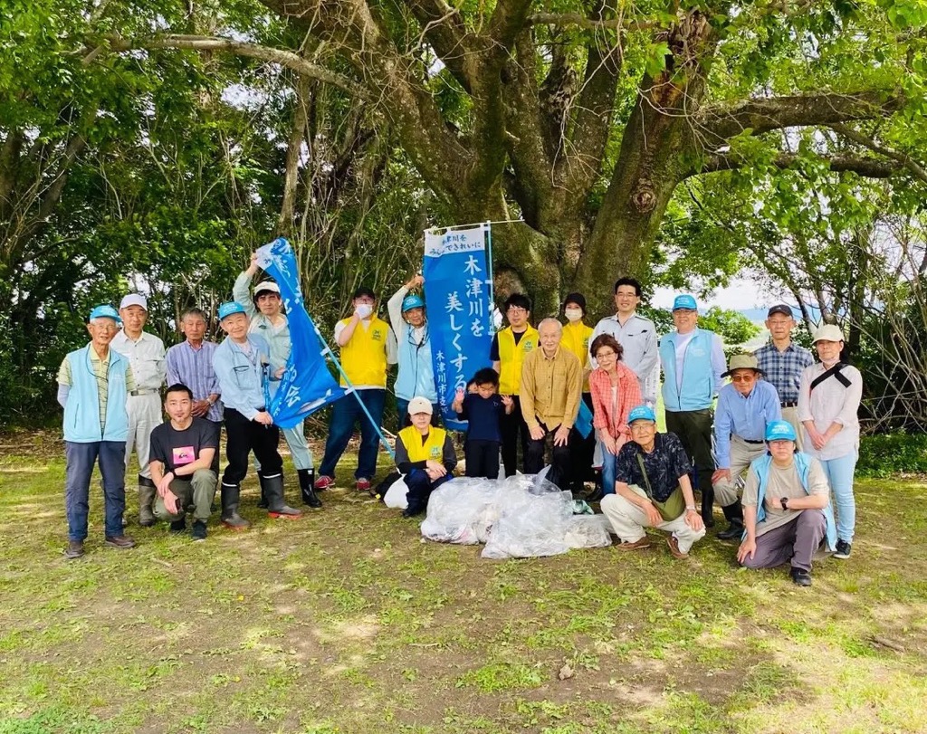 木津川を美しくする会の皆さんとの集合写真