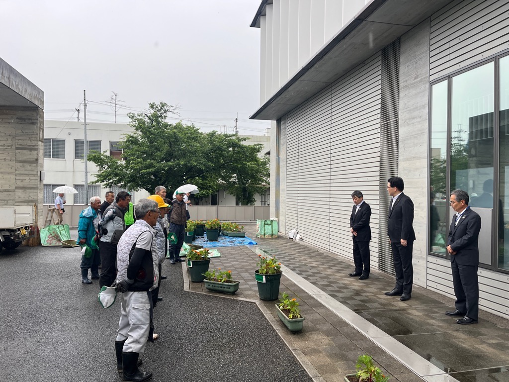 花苗植え替え作業激励の写真