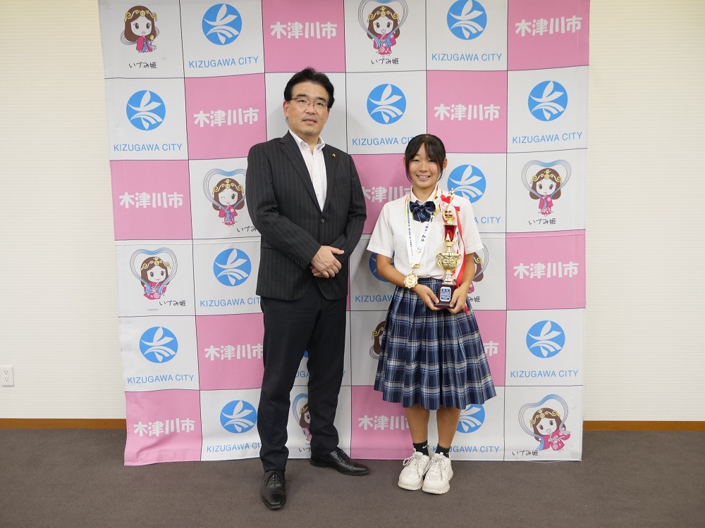 田畑 晴光選手 表敬訪問（令和7年度全国高等学校総合体育大会 女子5,000メートル競歩 優勝）の写真