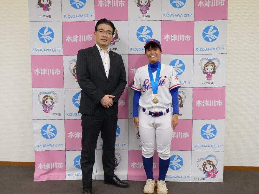 青山　和暖主将　表敬訪問（第29回全国高等学校女子硬式野球選手権大会優勝）の写真