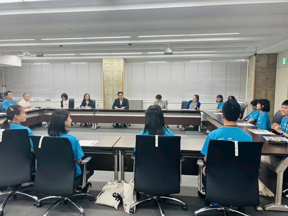 木津川市中学生海外派遣事業（サンタモニカ）帰国後の報告式の写真