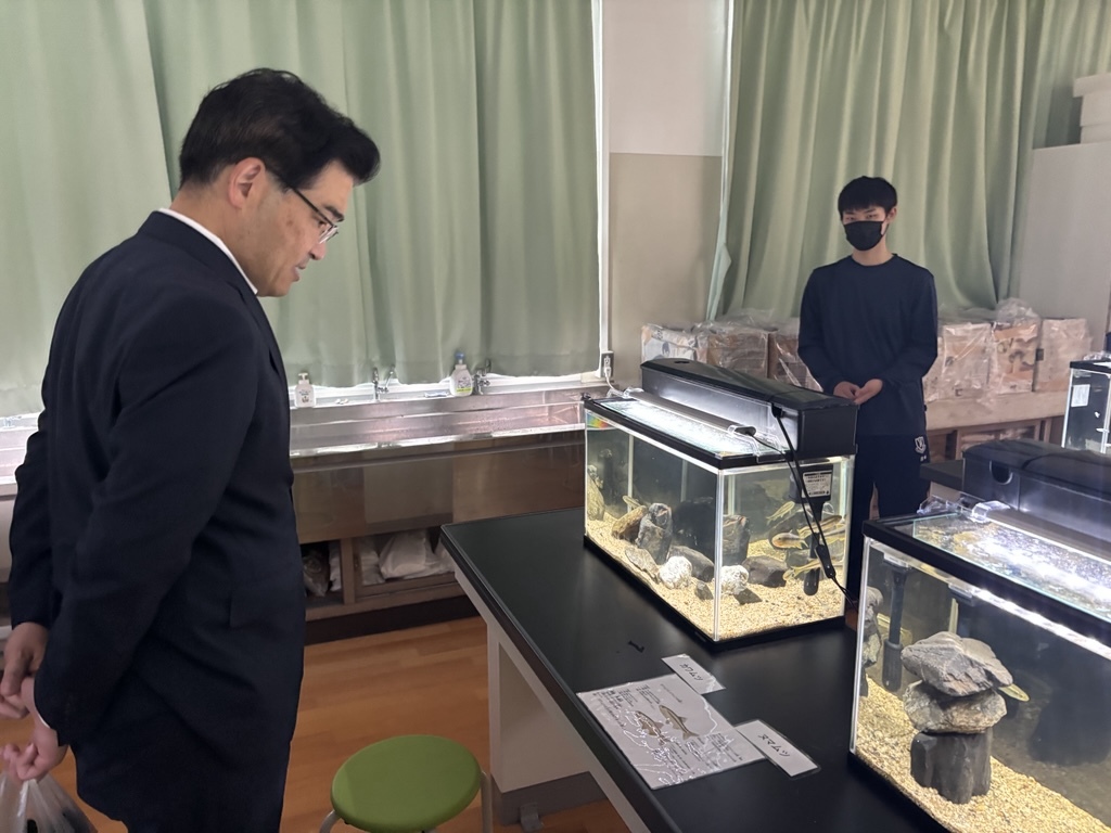 木津高水族館を訪問した市長の写真