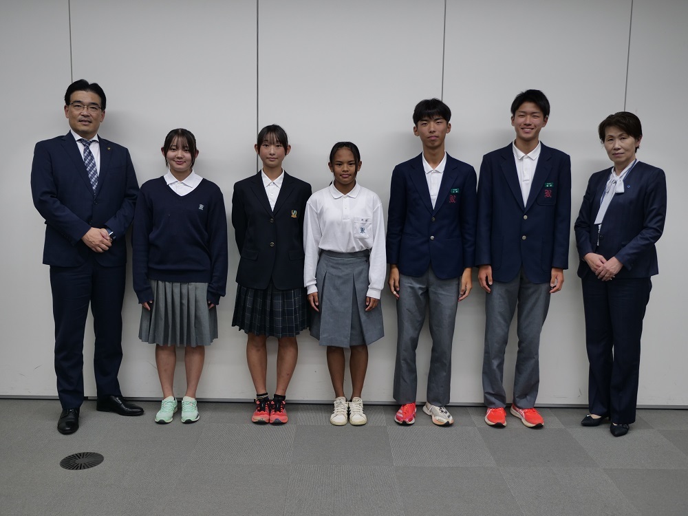 市長と市内中学生部活全国大会出場者の写真