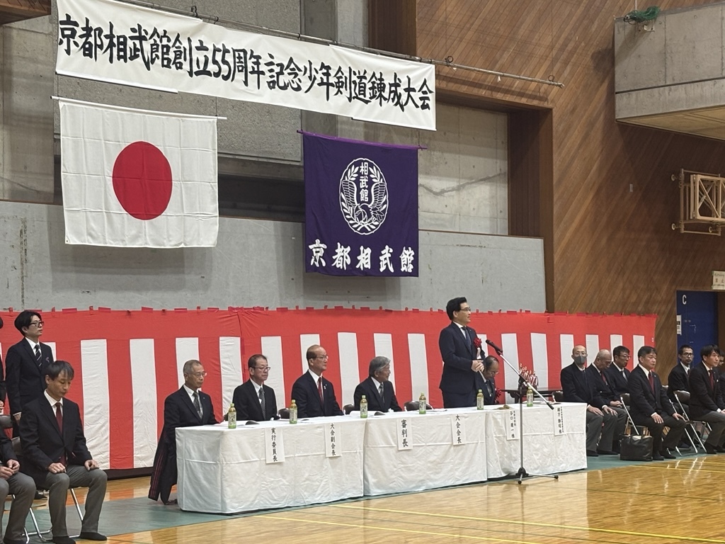 挨拶中の市長の写真