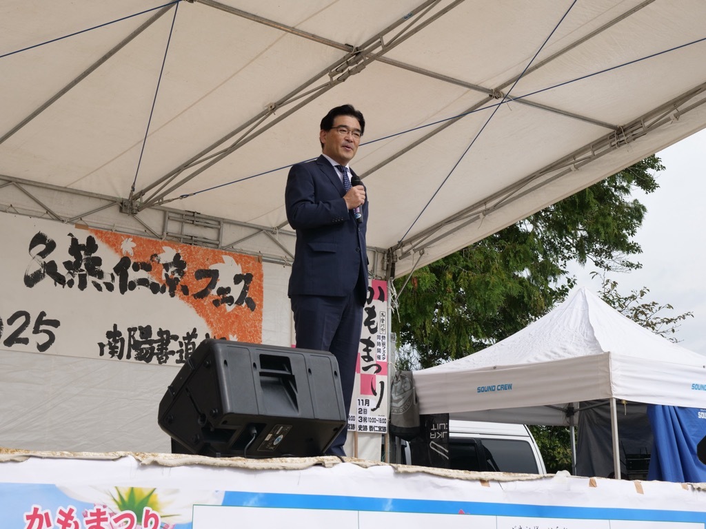 壇上で発言中の市長の写真