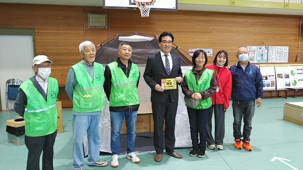 記念写真を撮影している様子