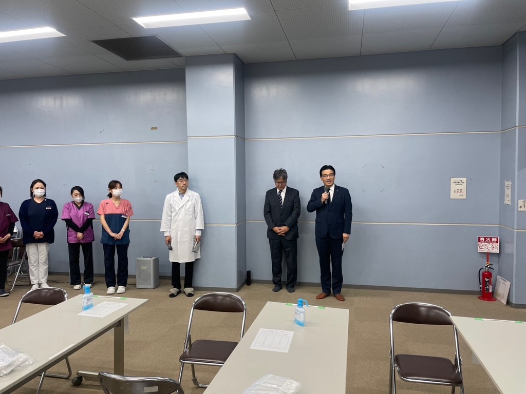 屋内で発言中の市長の写真