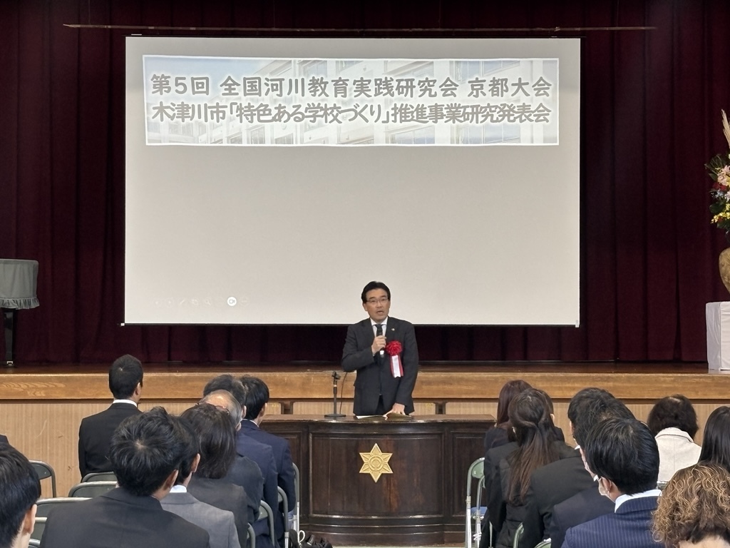 壇上で発言中の市長の写真