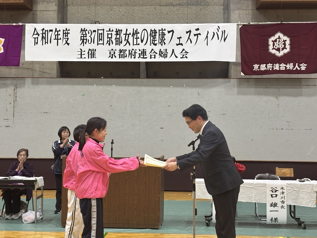 市長が表彰状を手渡している様子