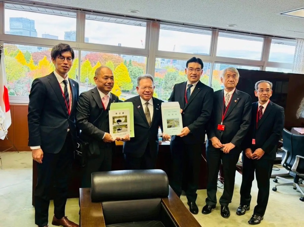 記念写真を撮影している様子