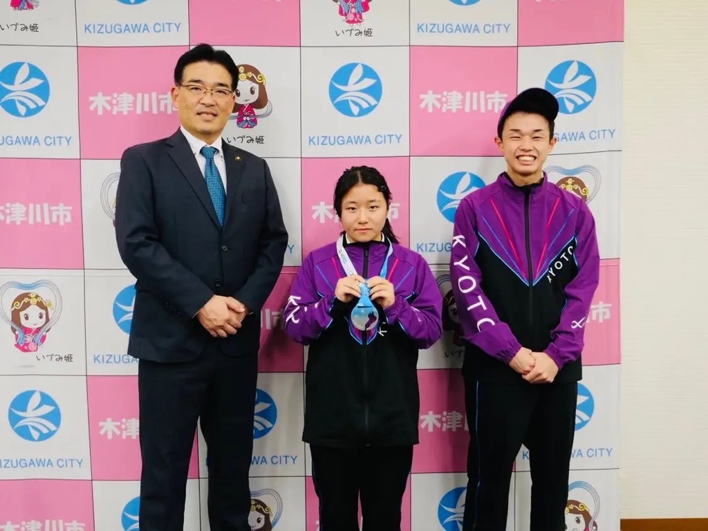 左から市長、安井 萌音選手、古川 凌大選手が並んでいる写真