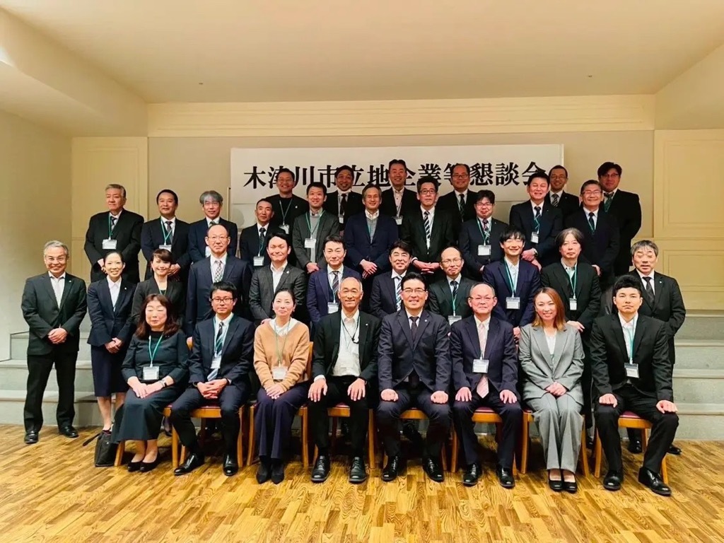 集合写真を撮影している様子