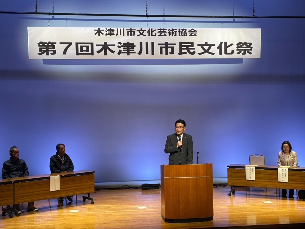 舞台上で市長が発言している様子