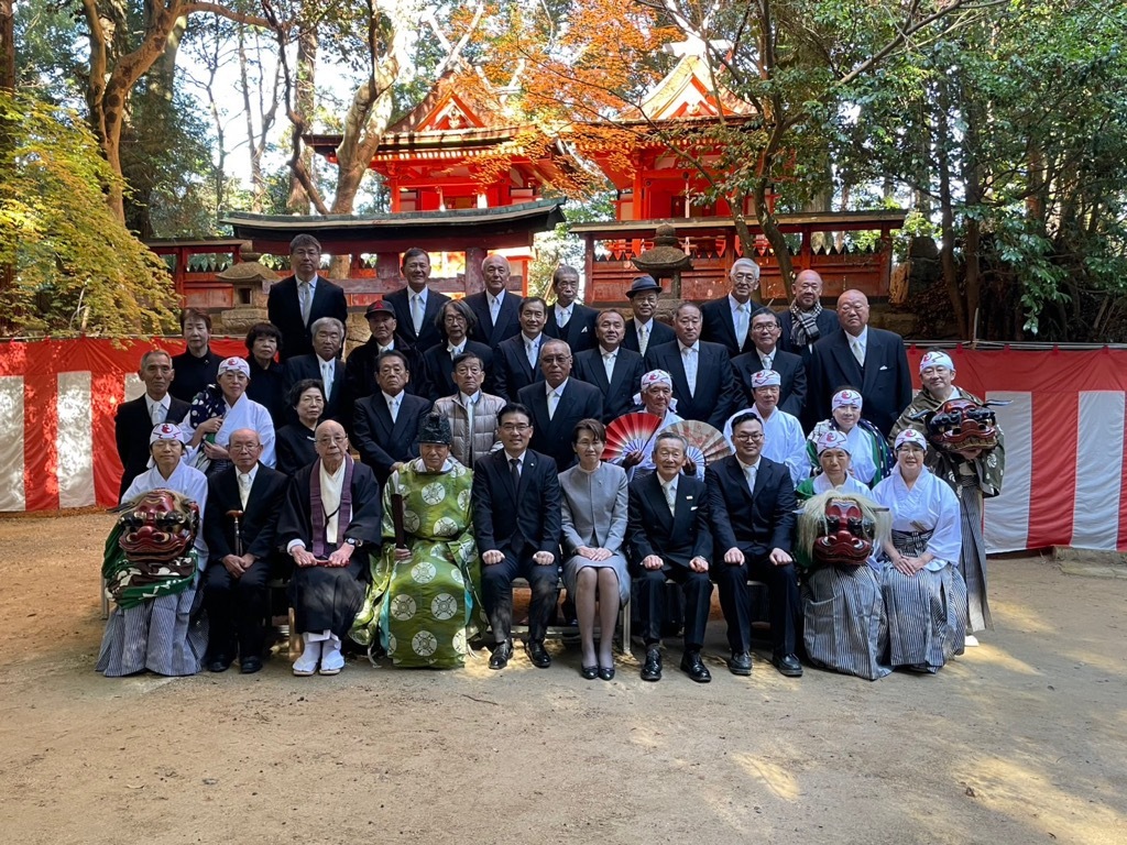 記念写真を撮影している様子