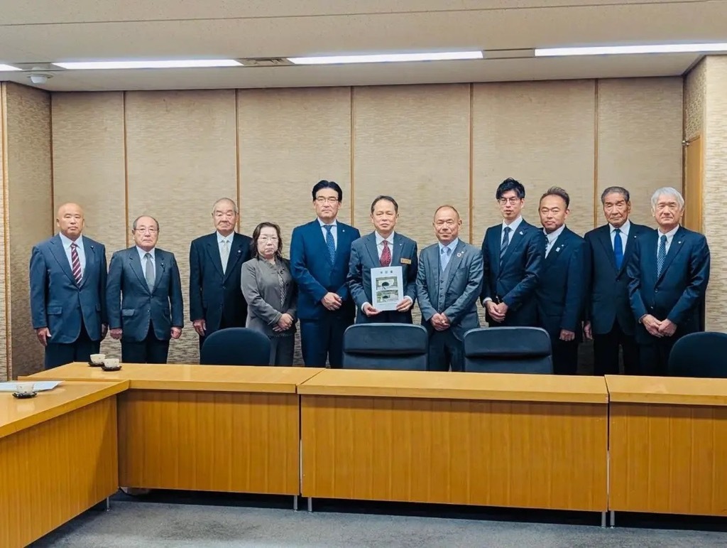 記念写真を撮影している様子