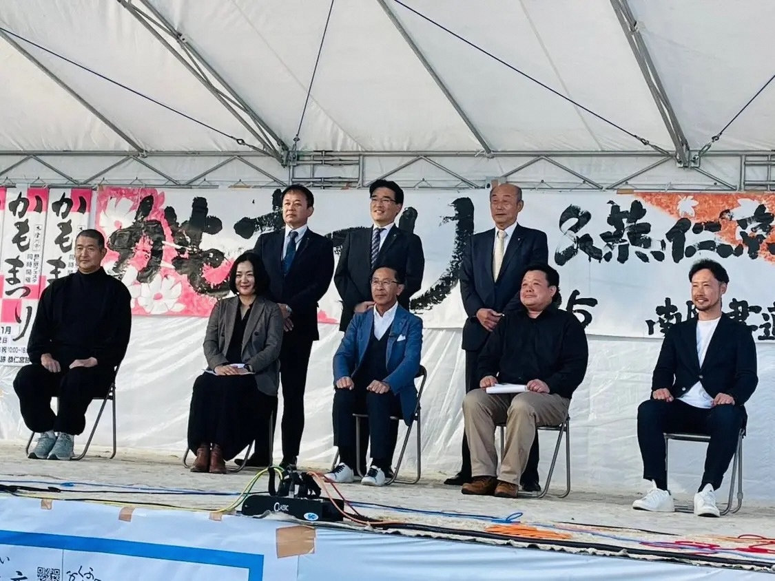 壇上で記念撮影をしている様子