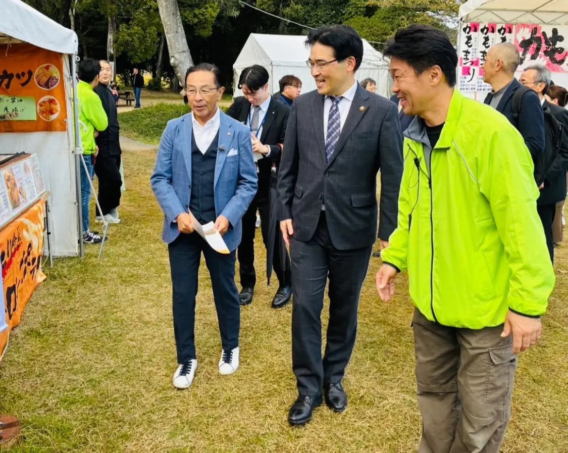 並んで歩く、西脇知事と市長