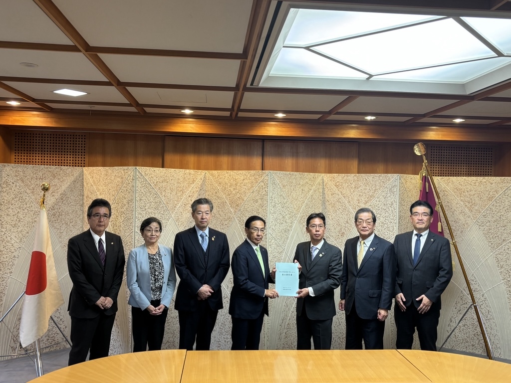 西脇隆俊 京都府知事に対し、京都府市長会 中小路健吾 会長（長岡京市長）より要望書を提出している様子