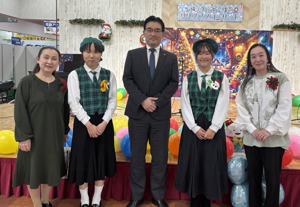 市長を中央にして、5人で並んでいる写真