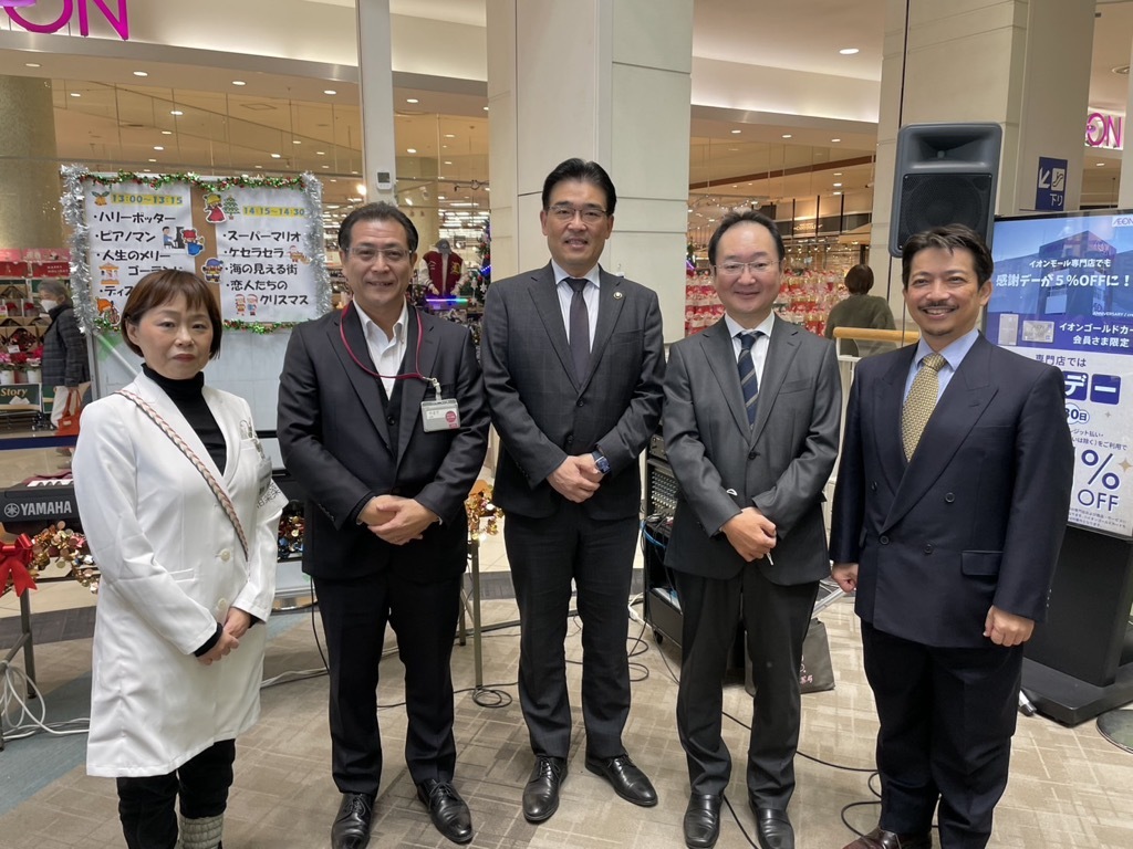 市長を中央にして、5人で並んでいる写真