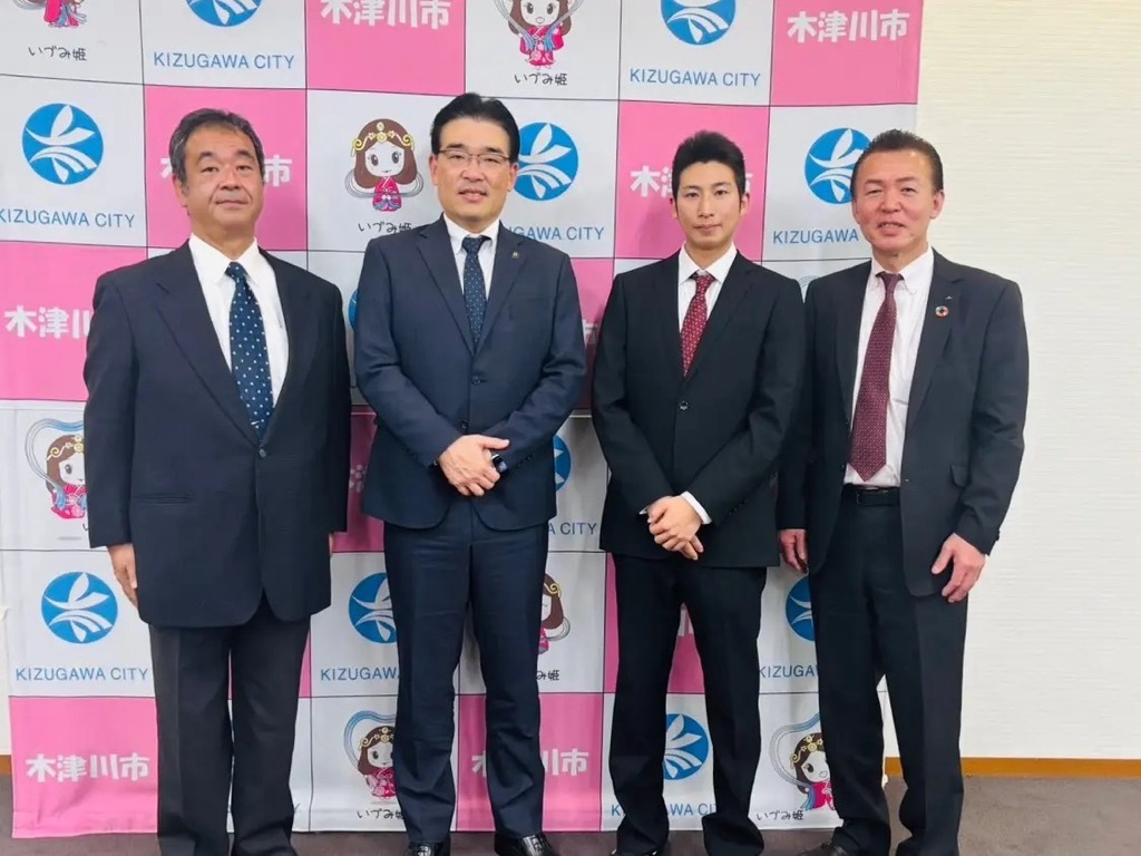 左から会長の静川幸明さん 、市長、副会長の岡田赳將さん、JA京都やましろ 森田代表理事専務が並んでいる様子