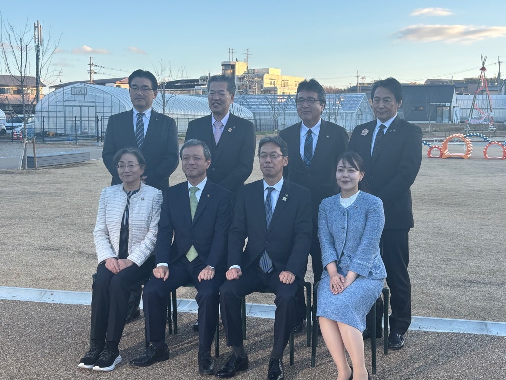 山城地域の市長と亀岡市長で集合写真を撮っている様子