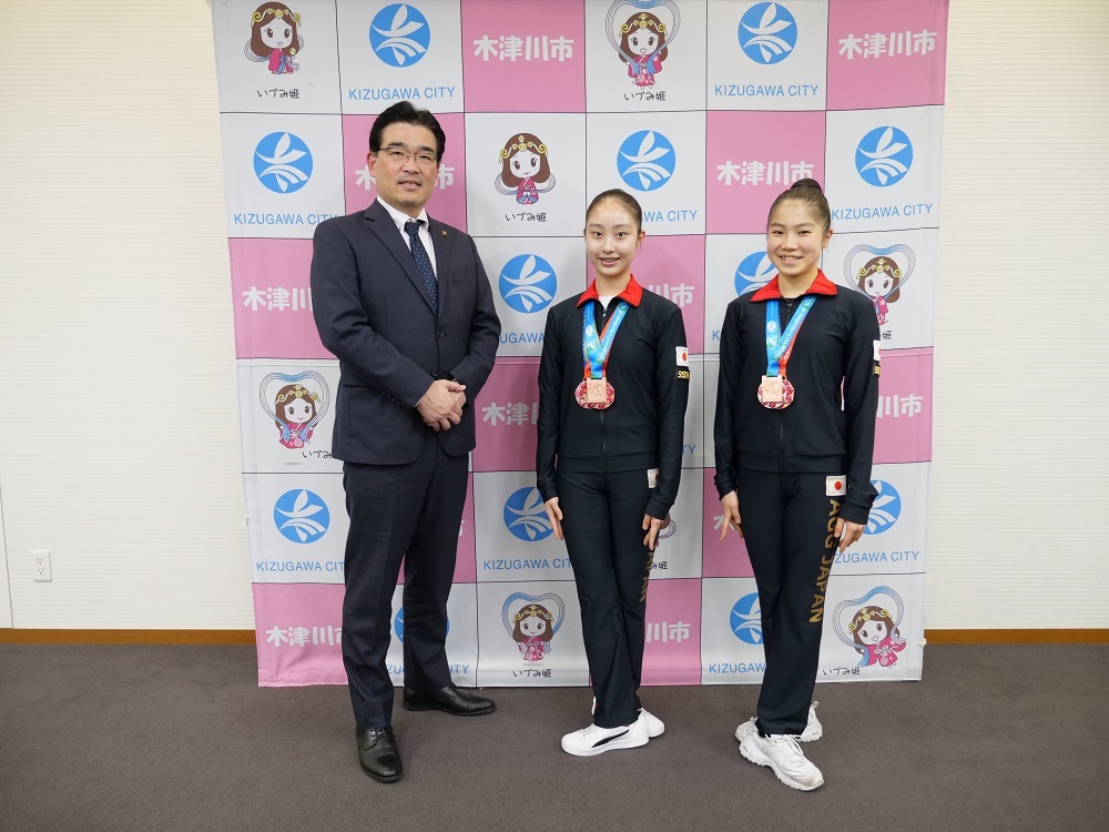 市長と岡村怜奈選手・川口すみれ選手が並んでいる写真