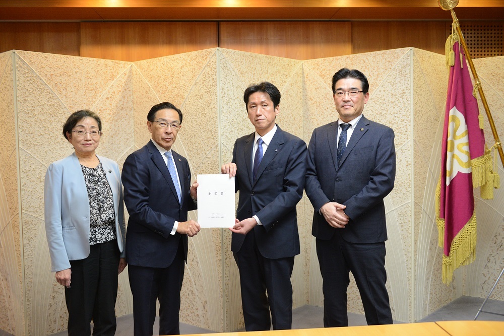 西島 井手町長から西脇 京都府知事に要望書を渡している様子