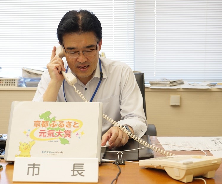 京都ふるさと元気大賞に電話出演する様子