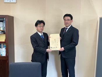 五十嵐国土交通省鉄道局長へ片町線要望を提出している写真