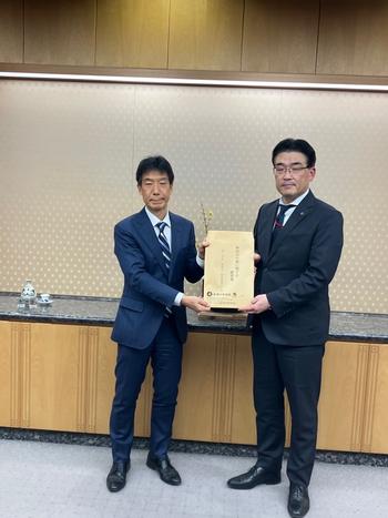 原総務審議官へ地方特別交付税の財政措置について要望を提出している写真