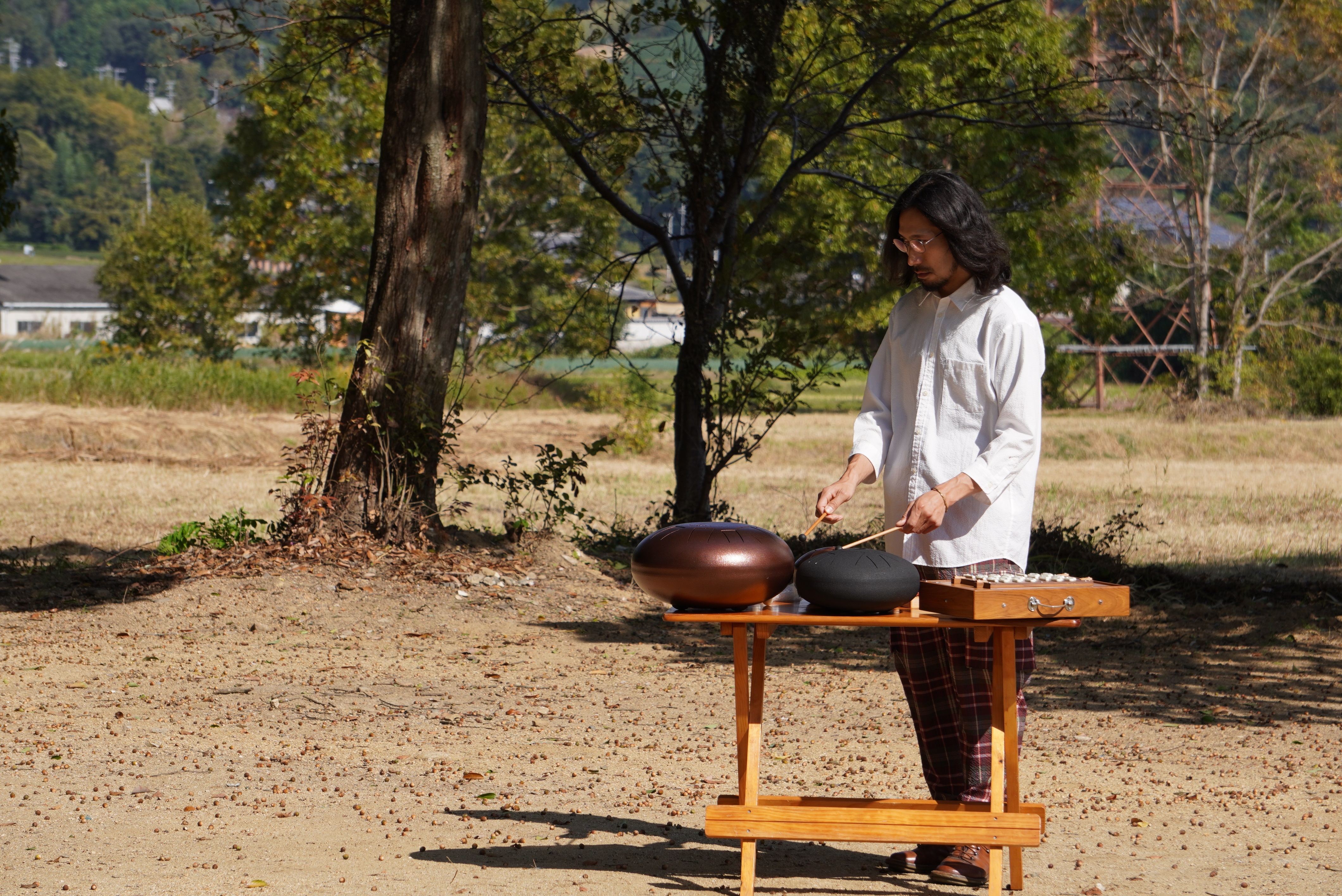 恭仁宮跡でハピドラムを演奏する竹中さんの写真1