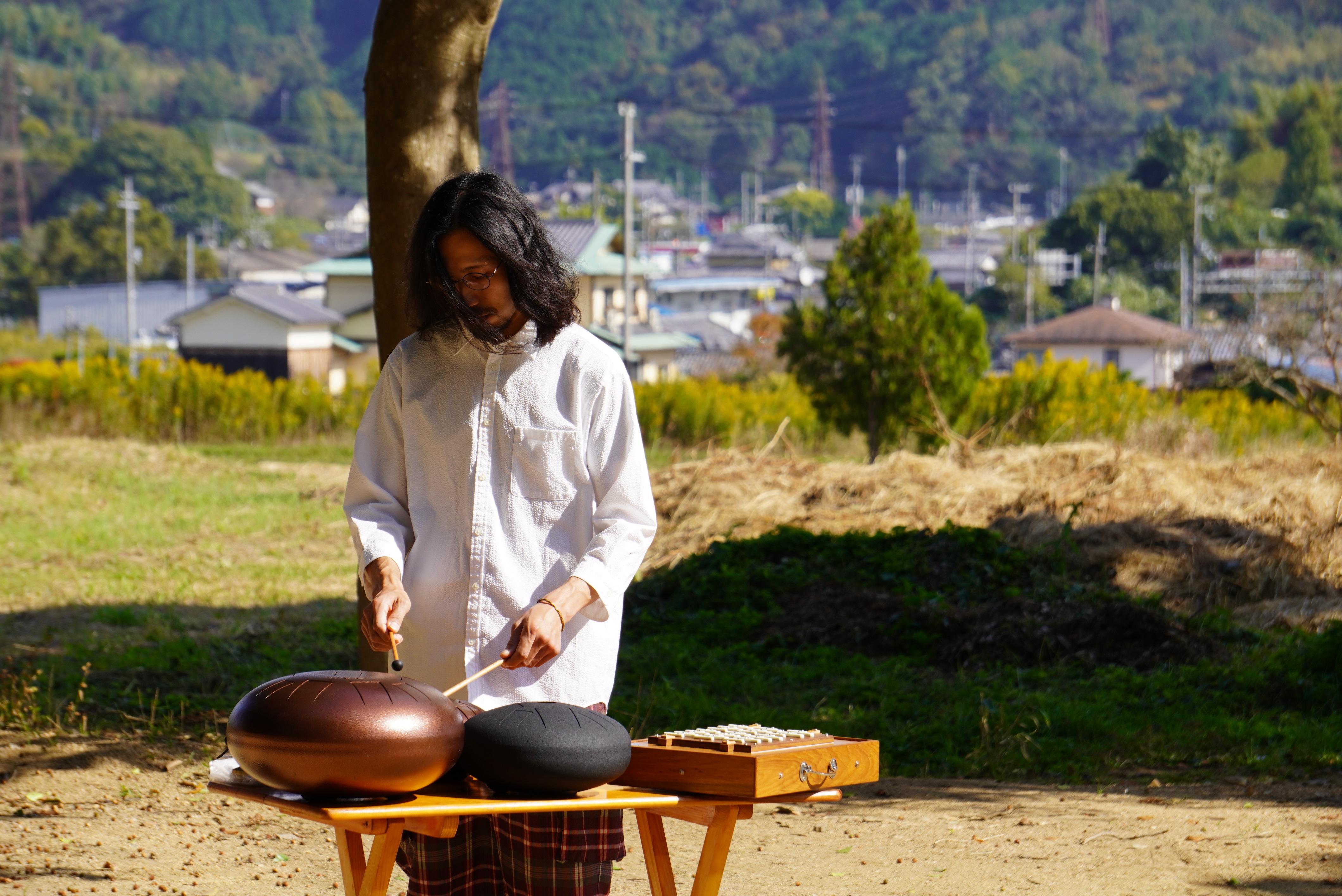 恭仁宮跡でハピドラムを演奏する竹中さんの写真4