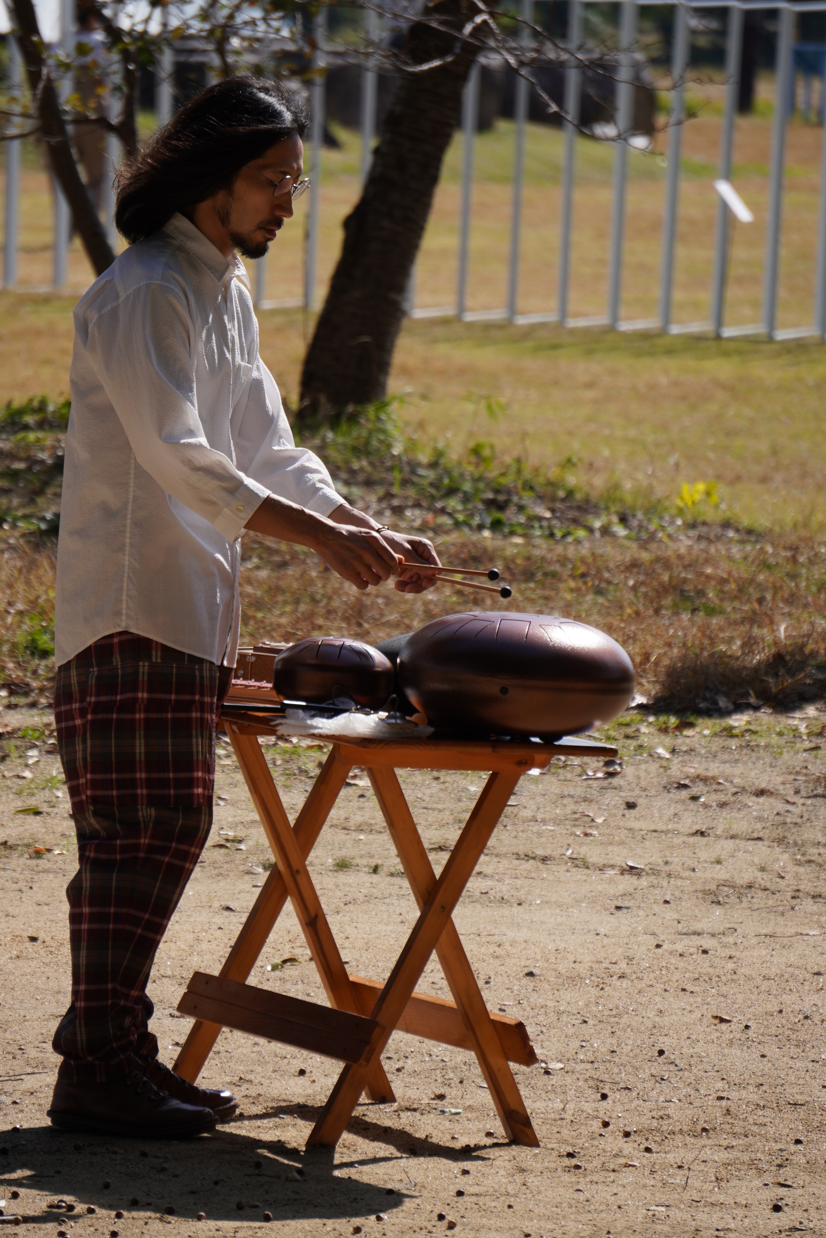 恭仁宮跡でハピドラムを演奏する竹中さんの写真2
