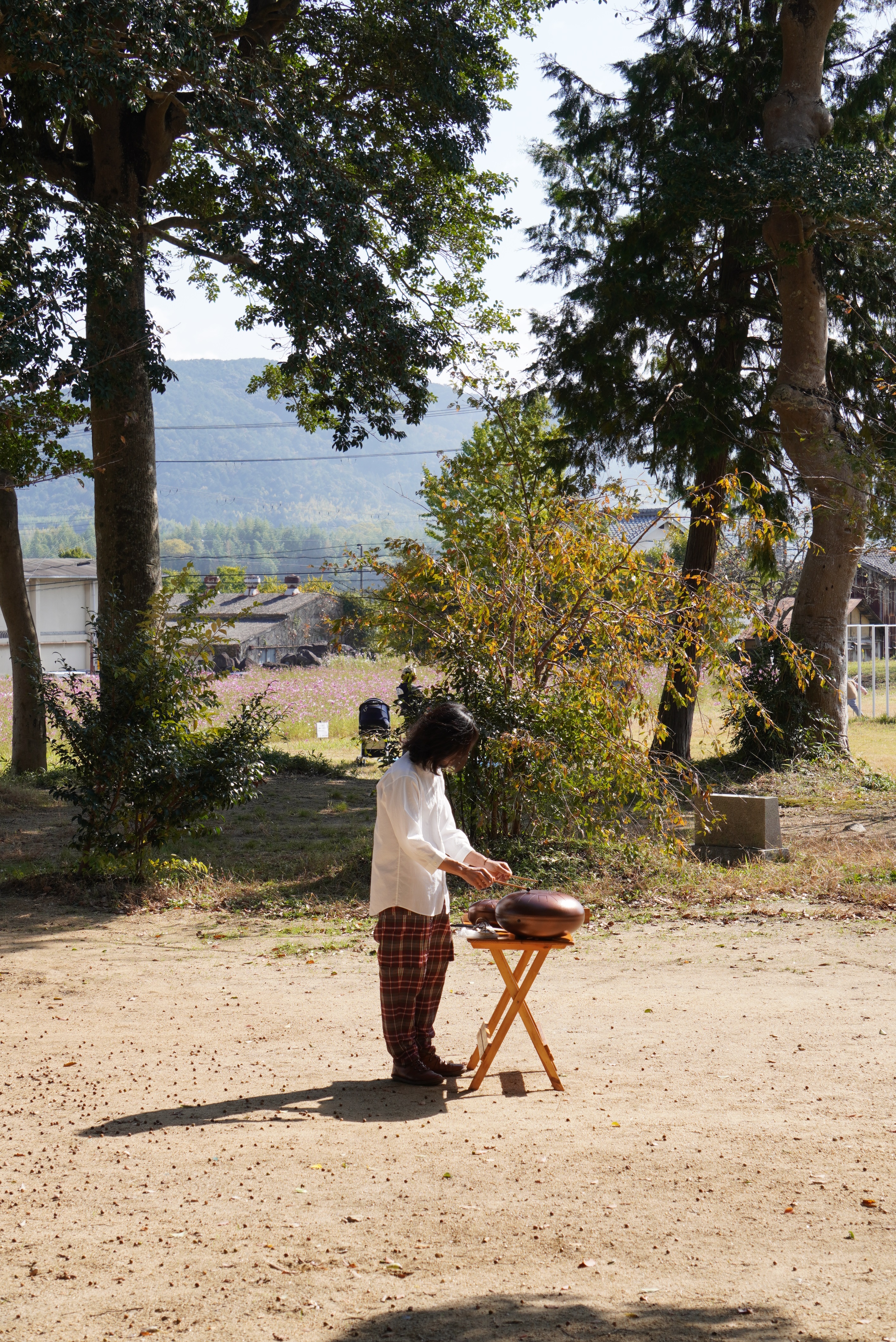 恭仁宮跡でハピドラムを演奏する竹中さんの写真3