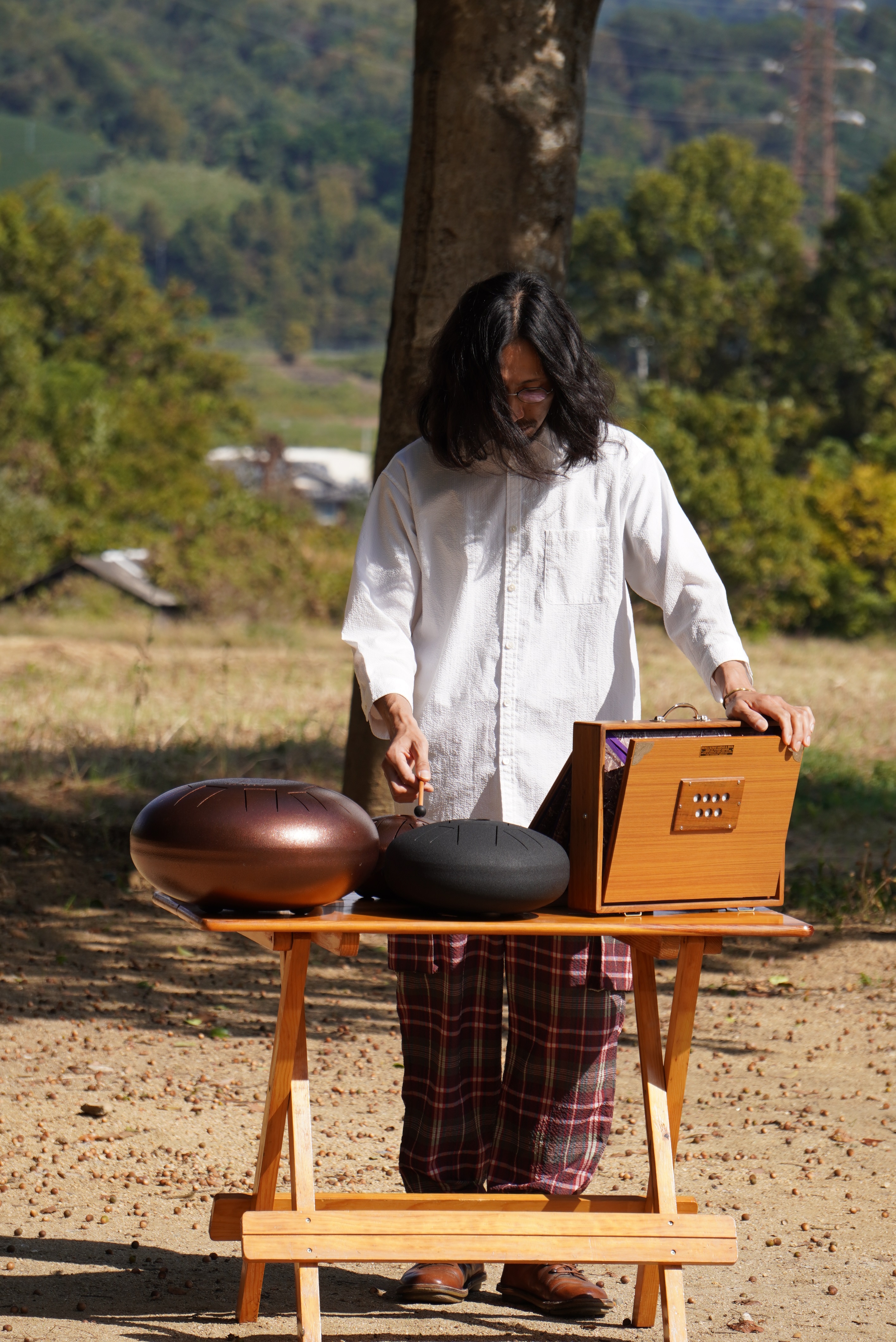 新しい楽器を演奏する竹中さんの写真2