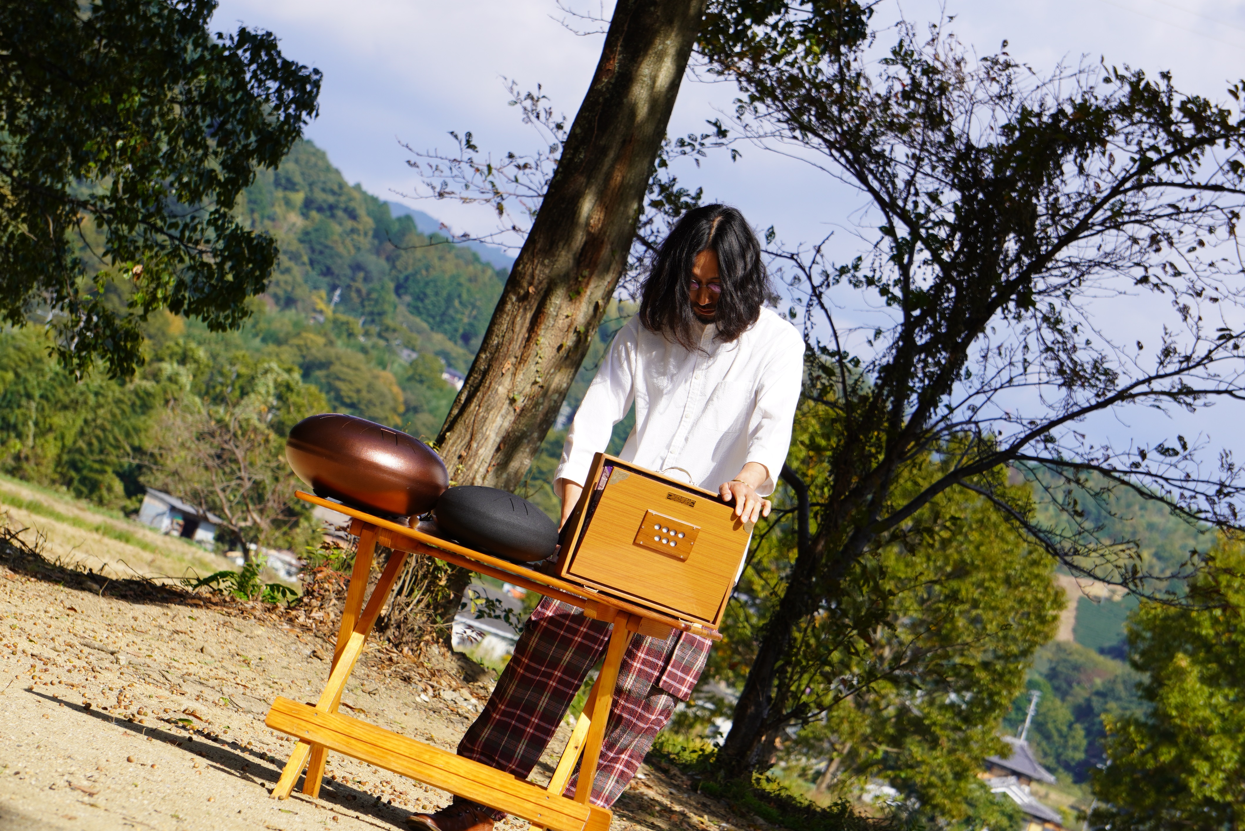 新しい楽器を演奏する竹中さんの写真4