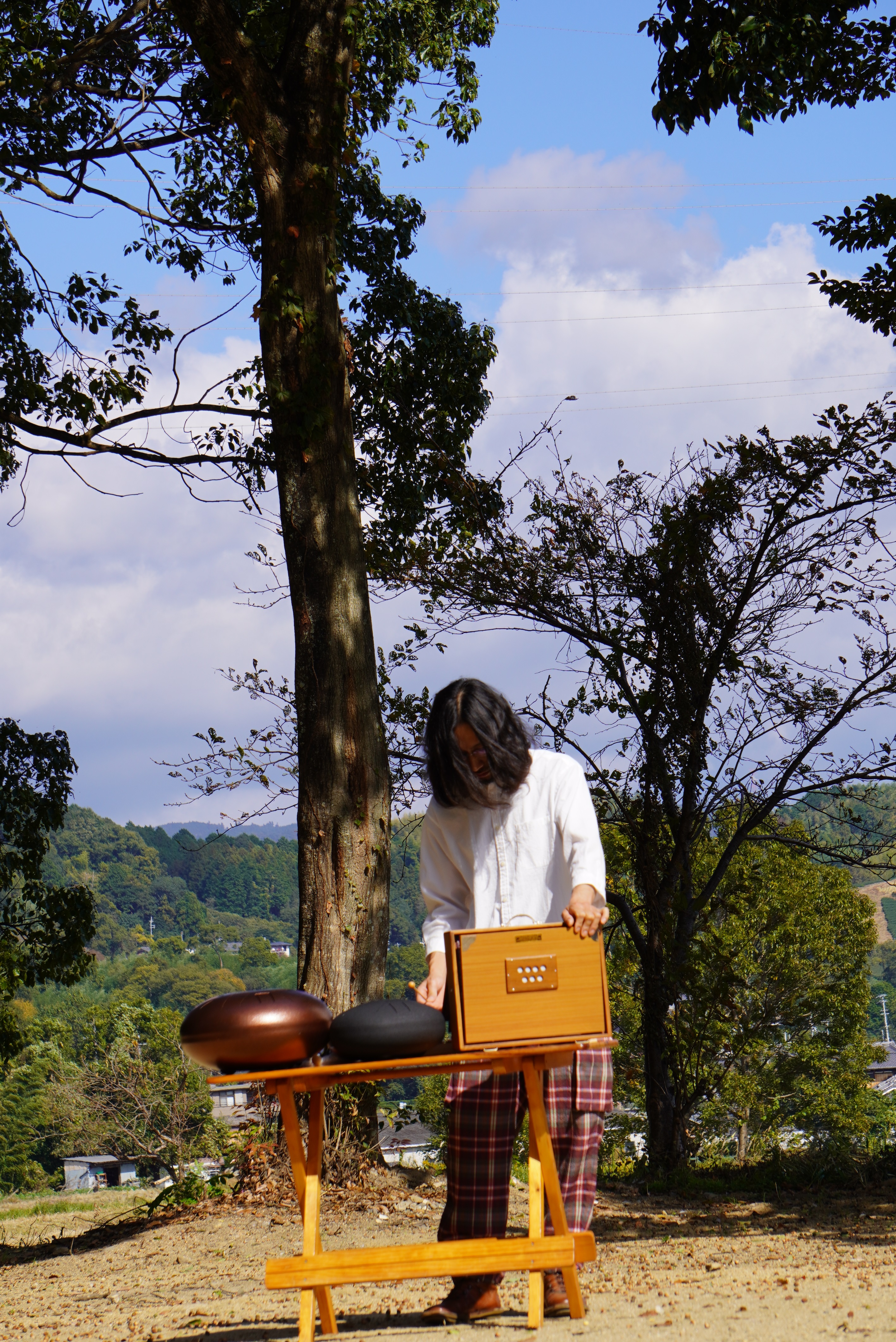 新しい楽器を演奏する竹中さんの写真3