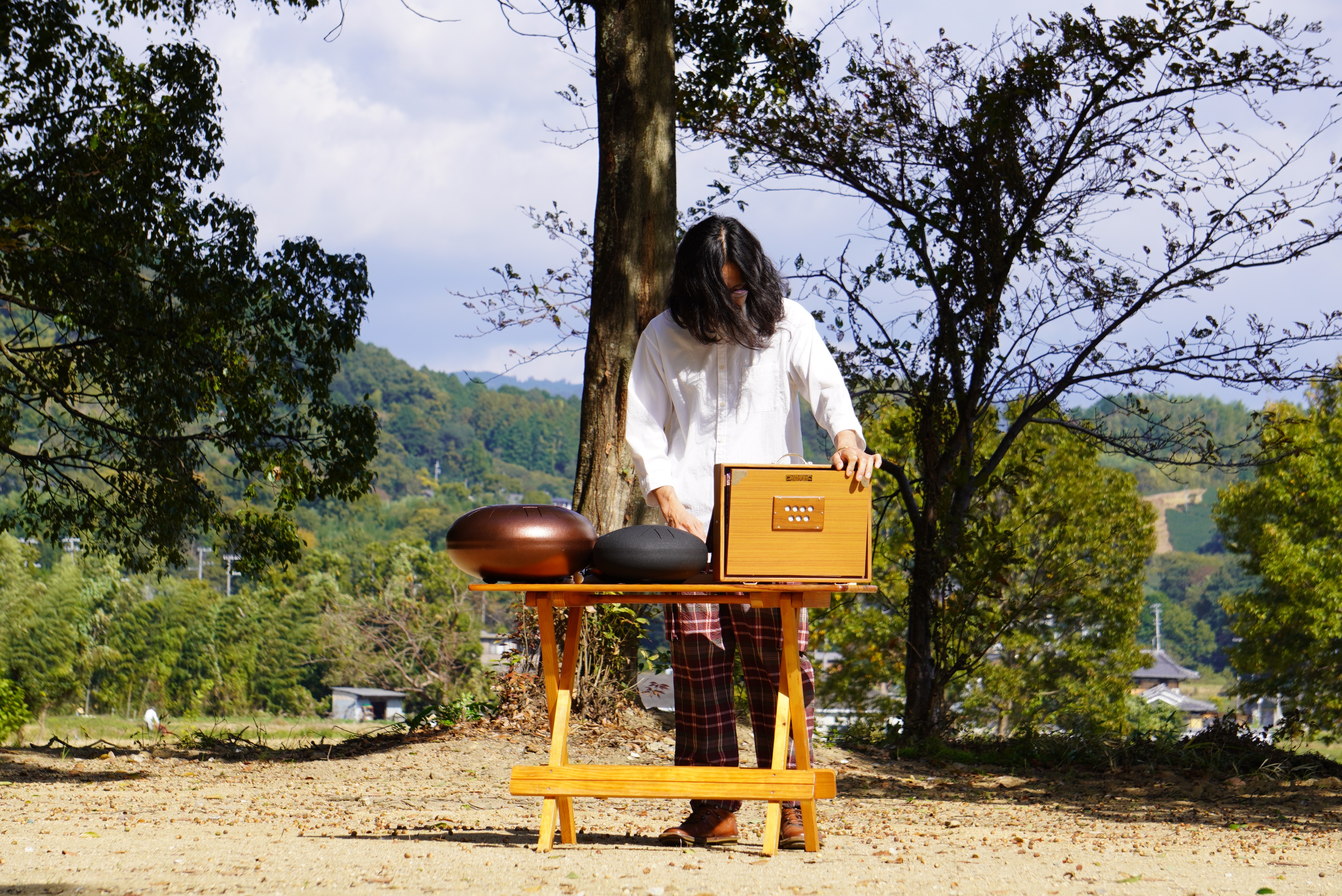 新しい楽器を演奏する竹中さんの写真1