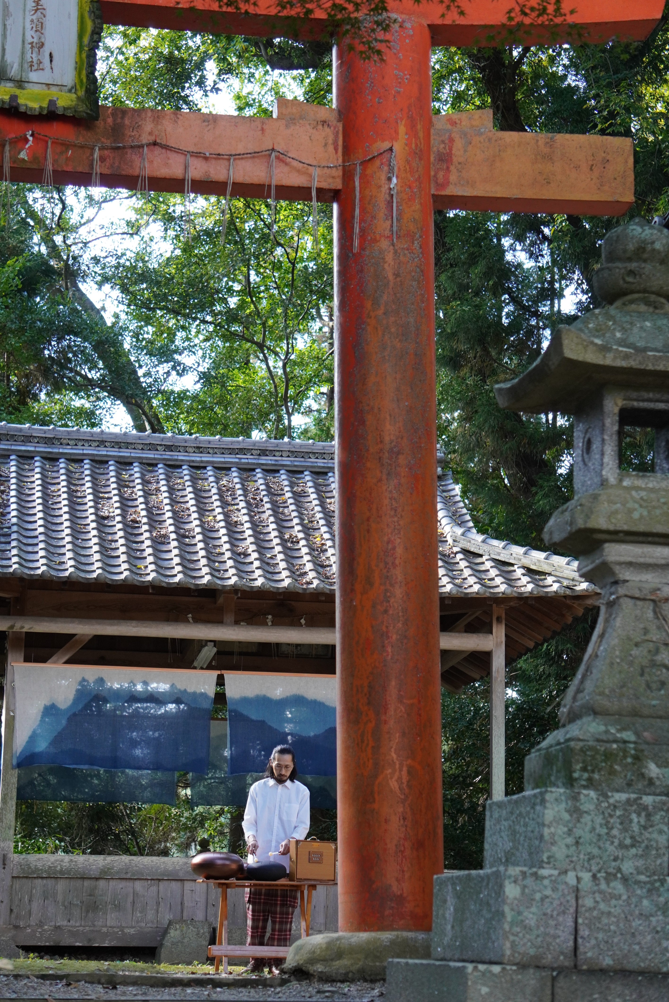 河原恵美須神社でハピドラムを演奏する竹中さんの写真1