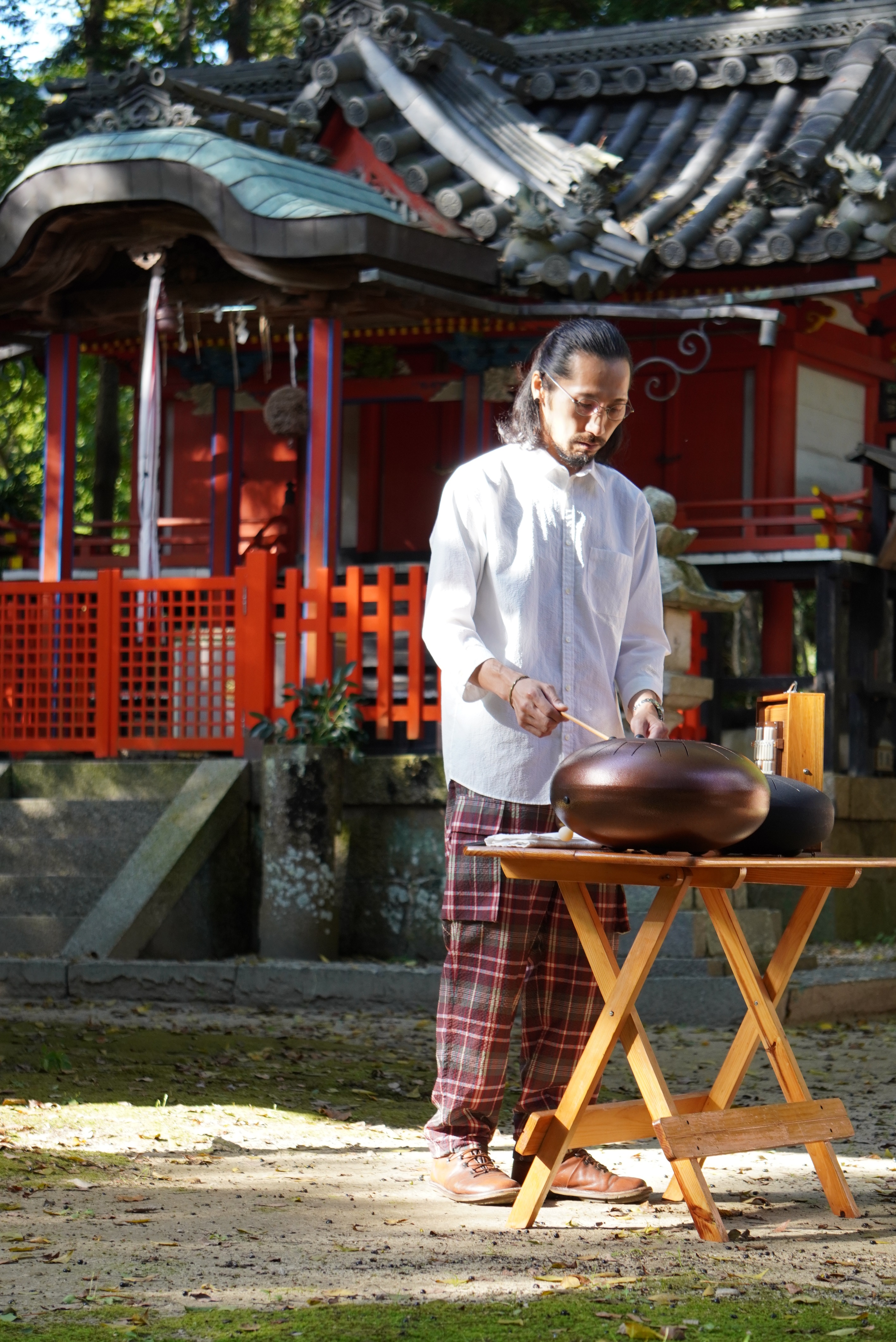 河原恵美須神社でハピドラムを演奏する竹中さんの写真2