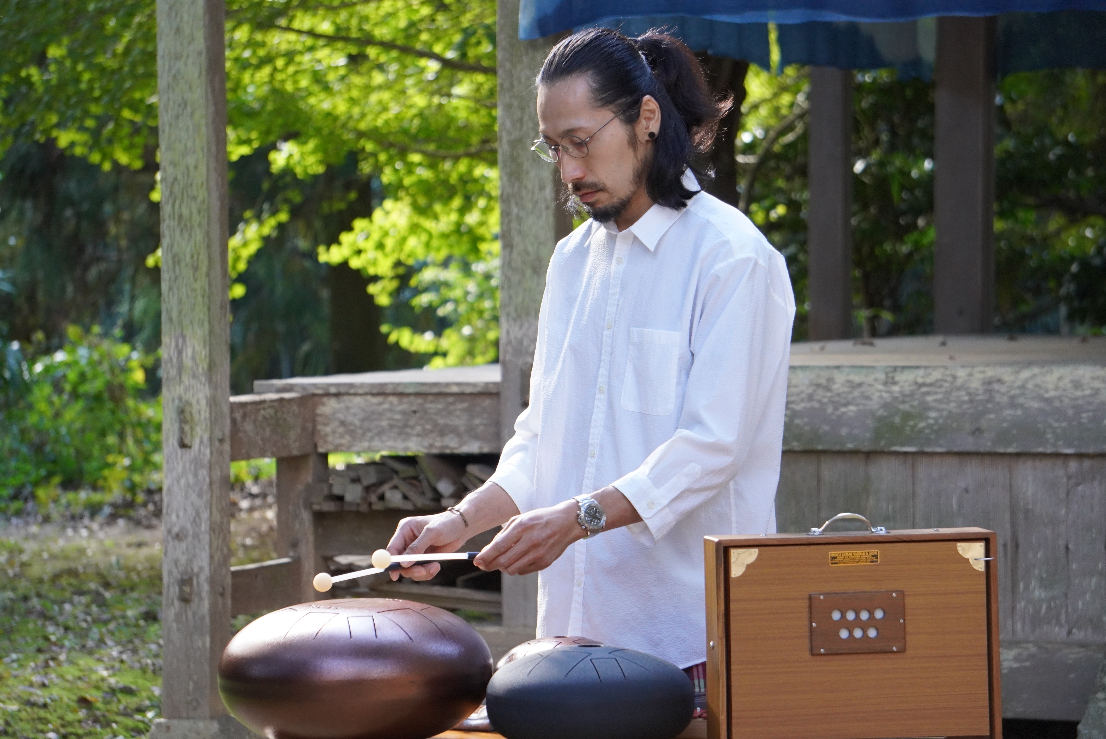 河原恵美須神社でハピドラムを演奏する竹中さんの写真3
