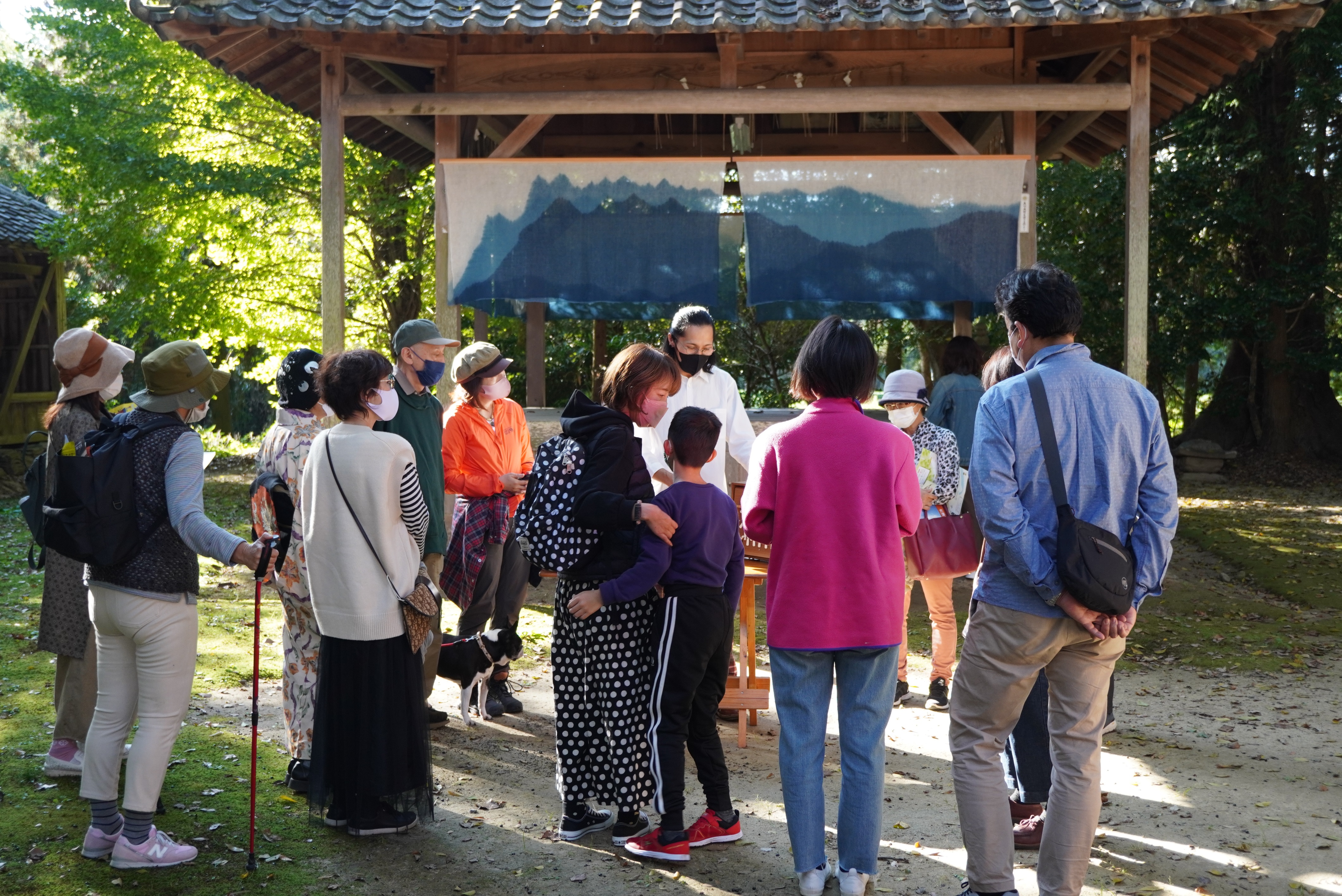 竹中さんが楽器の説明をされている様子