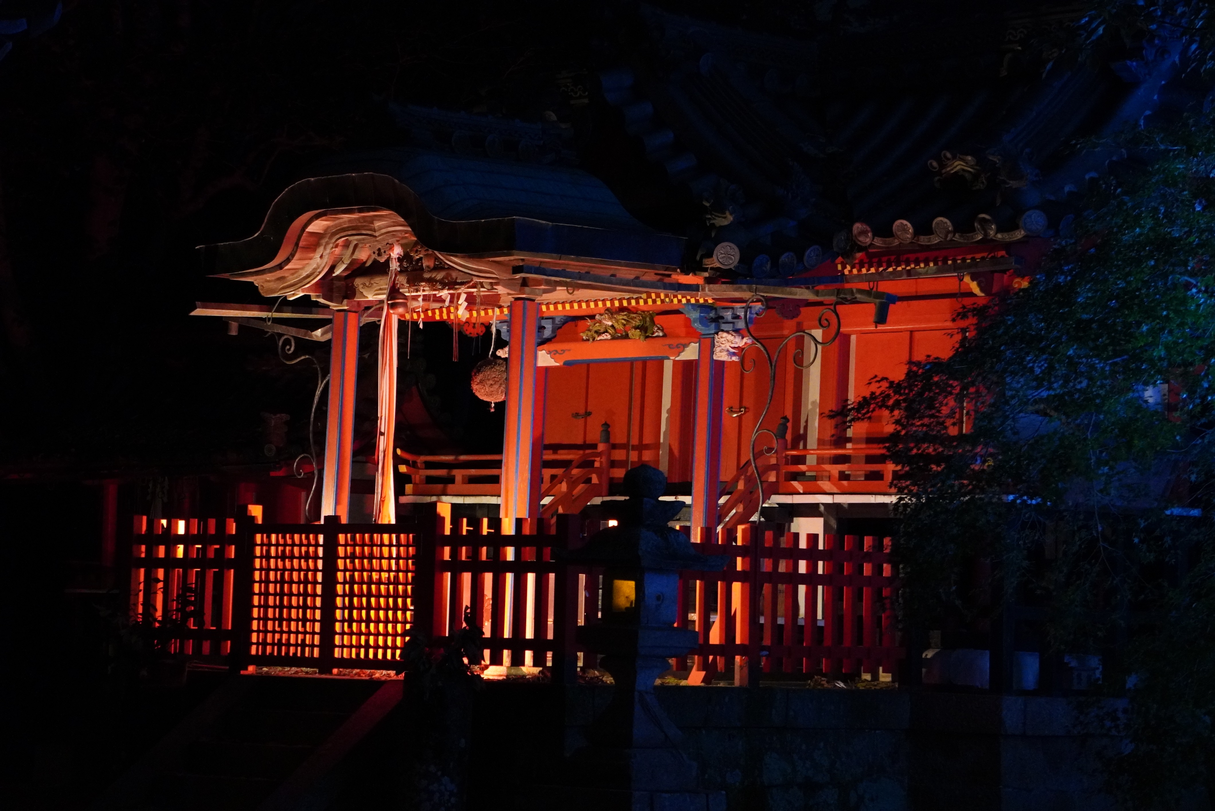 ライトアップされた神社の様子3