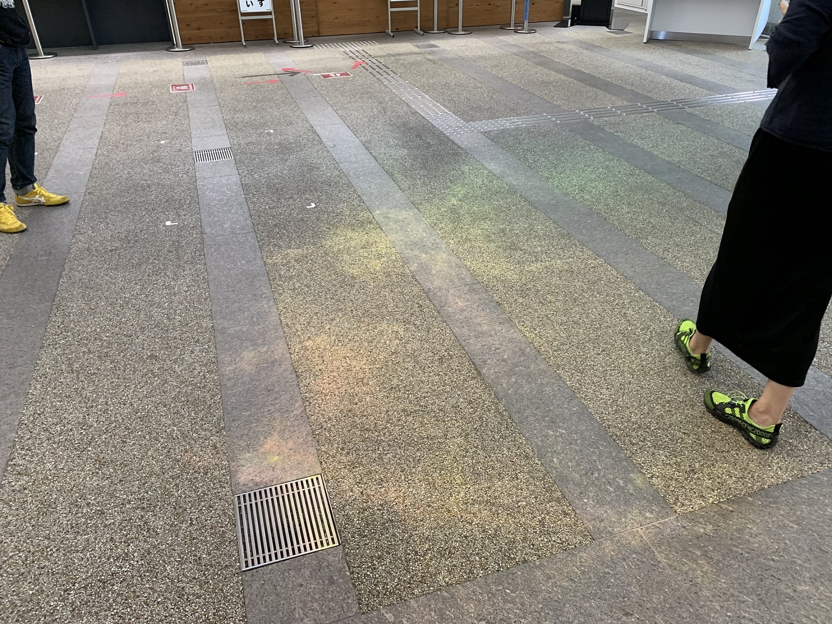 床面に映る作品のキレイな色の写真