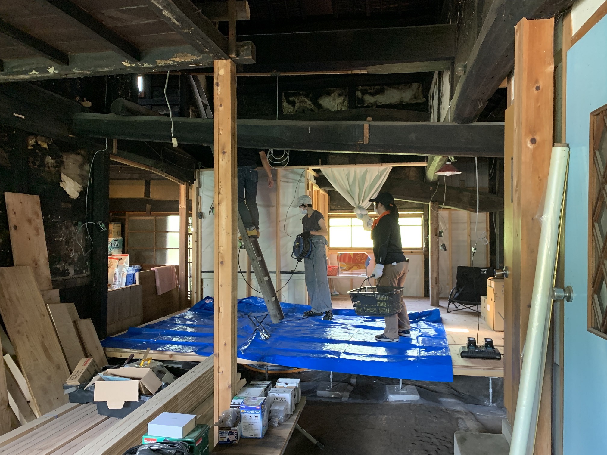 脚立で登る様子1