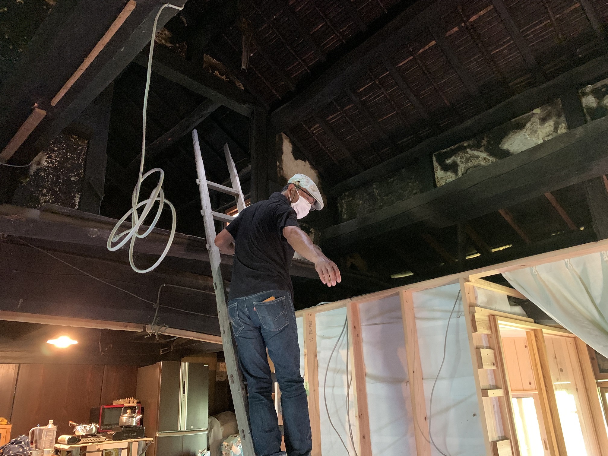 脚立で登る様子2