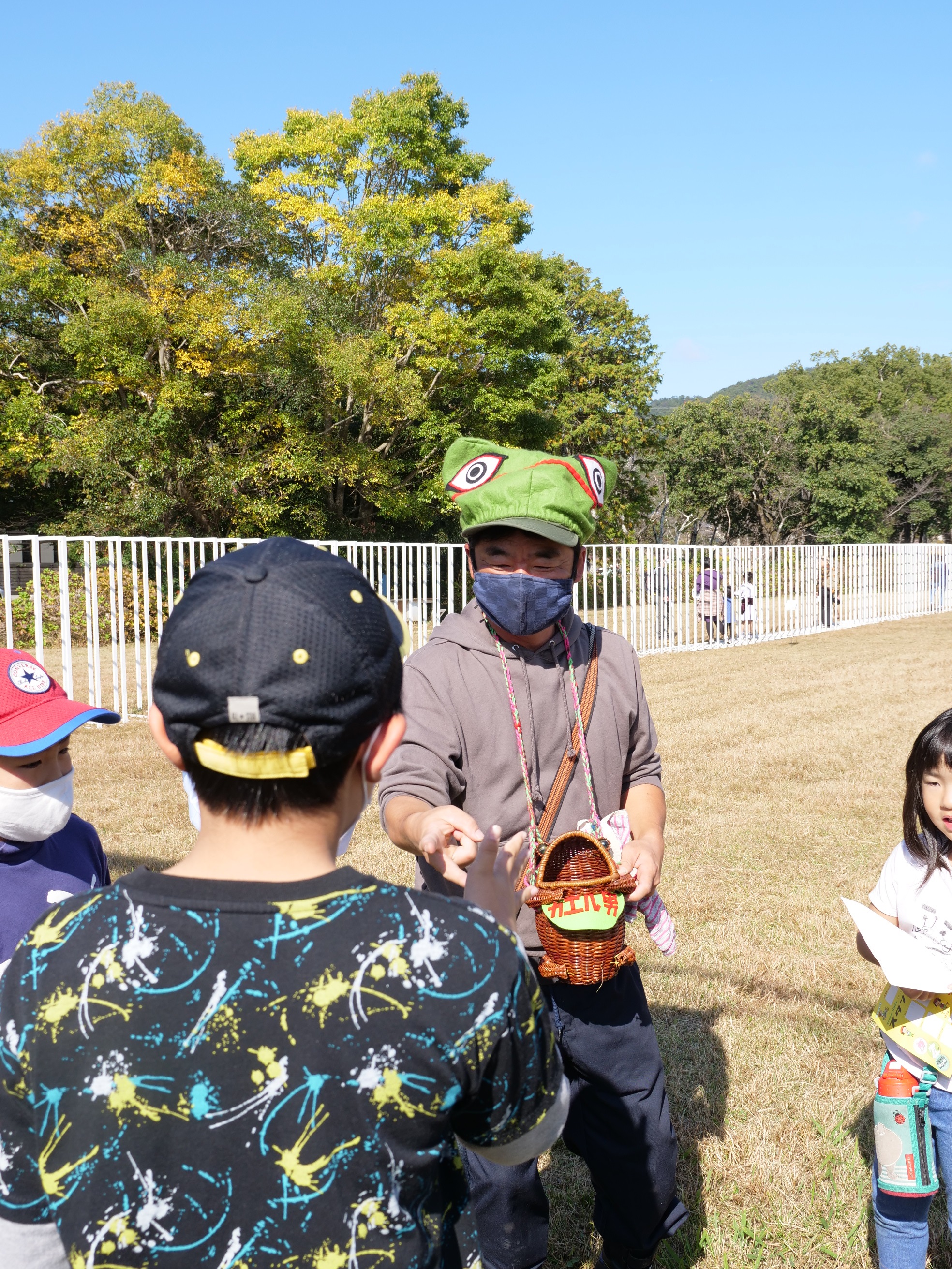 カエルオトコとじゃんけんする様子2