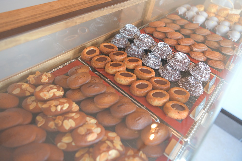 陳列された焼き菓子の写真